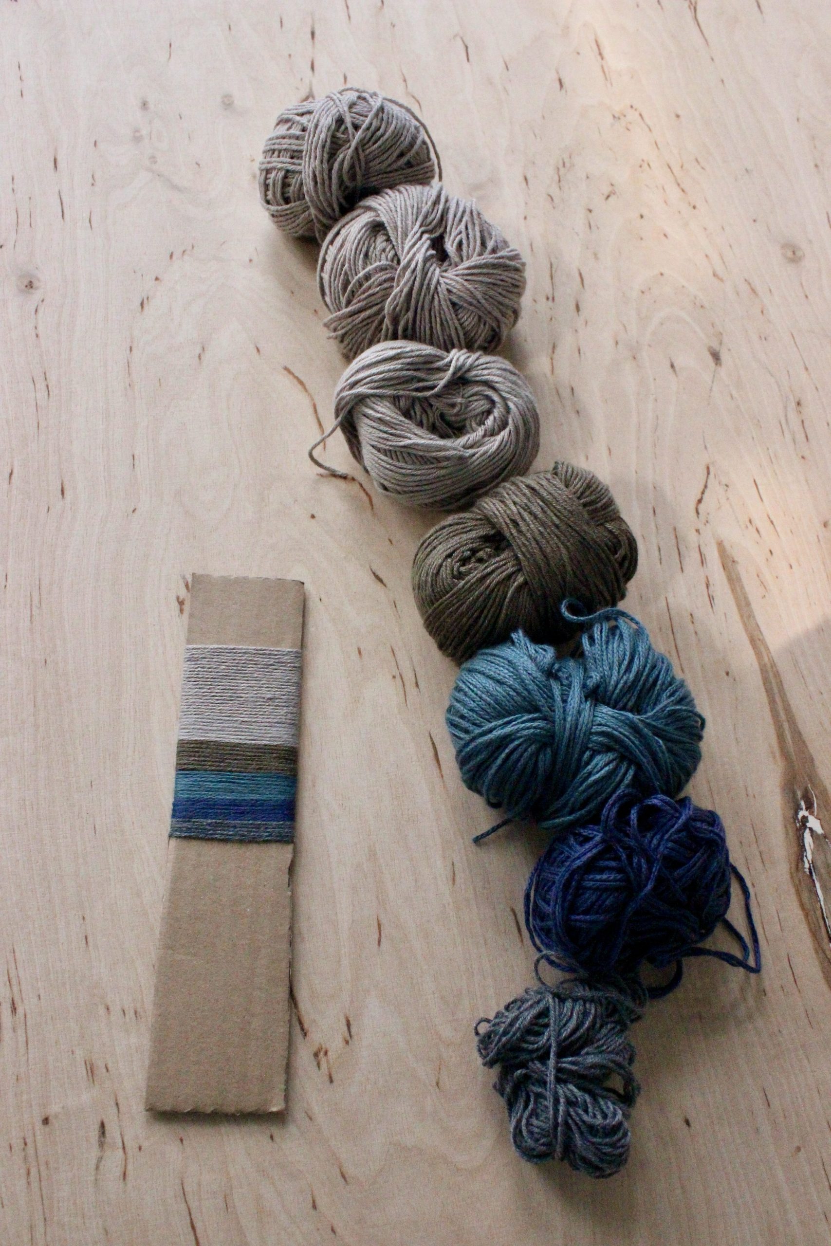 Wollreste mit Pappkarte