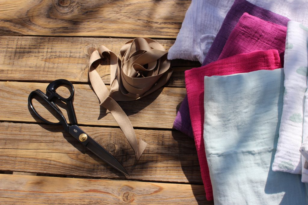 Material: Stoffreste, Band, Schere