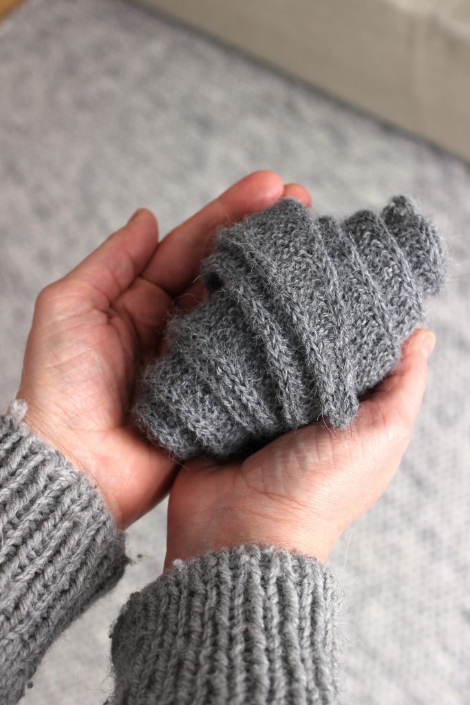 Fertig gestricktes Geschenk